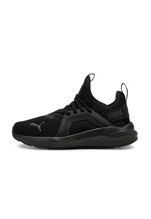 Sneaker sportiva nera Puma con tomaia in mesh, design con lacci, linguette sulla lingua e sul tallone, e suola imbottita.