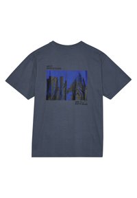T-shirt gris foncé avec un graphisme bleu représentant des bâtiments de ville et une montagne, avec le texte « HALO 198819721981 » et « OFF DUTY GEAR » au dos.