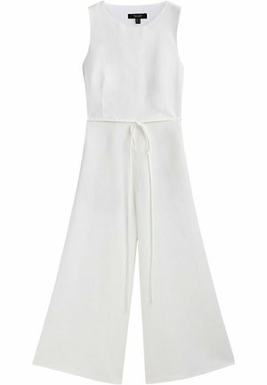 Combinaison blanche sans manches à jambes larges, avec un col rond et une fine ceinture nouée à la taille.