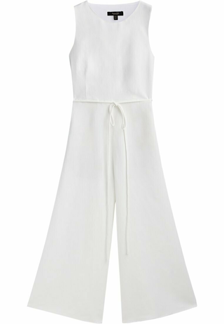 Combinaison blanche sans manches à jambes larges, avec un col rond et une fine ceinture nouée à la taille.