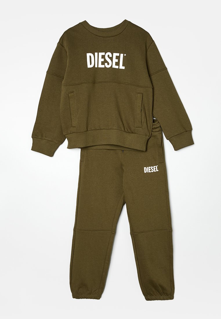 Zestaw bluz i spodni dresowych w oliwkowym kolorze. Bluza ma okrągły dekolt i kieszenie z przodu; obie części posiadają logo "DIESEL" w białym kolorze.