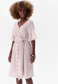 Gestreepte midi-jurk in lichtbeige met roze lijnen, v-hals, knopen aan de voorzijde, uitlopende mouwen en een strikceintuur op de taille.