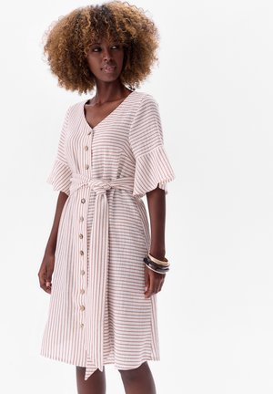 Gestreepte midi-jurk in lichtbeige met roze lijnen, v-hals, knopen aan de voorzijde, uitlopende mouwen en een strikceintuur op de taille.
