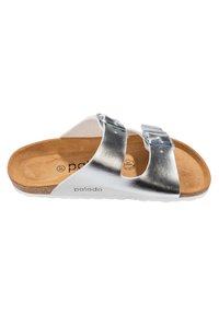 Sandalo slip-on metallico argento con due cinturini regolabili, soletta in sughero e suola in gomma. Texture liscia e design minimalista.