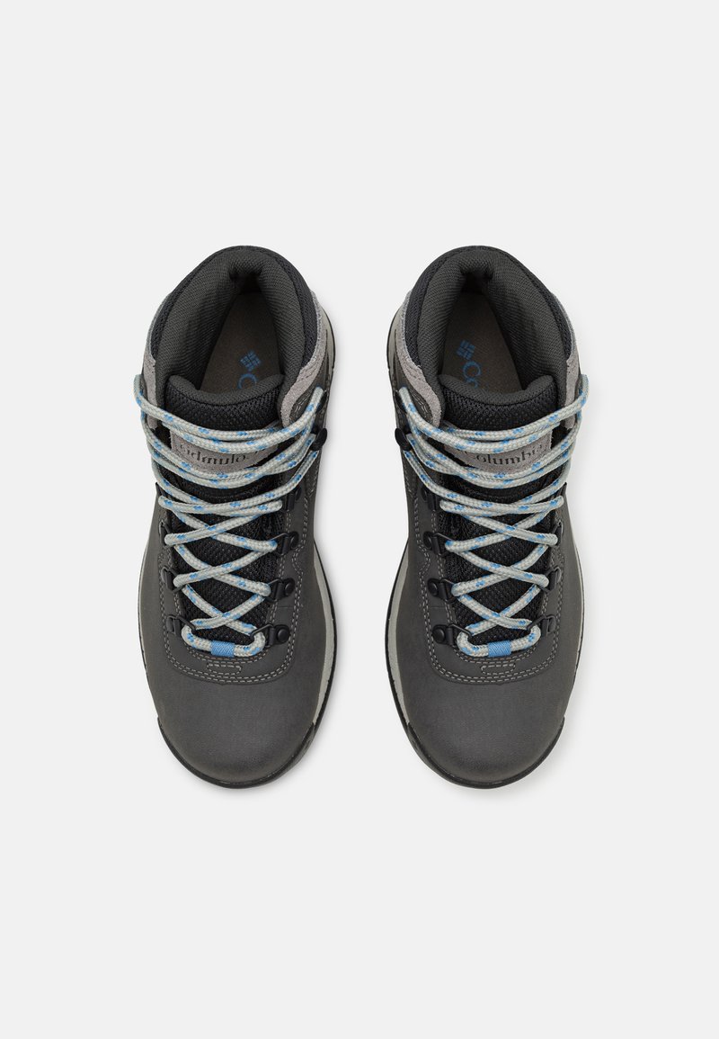 Szare buty hikingowe w wysokim kroju, z niebieskimi i szarymi sznurowadłami, panelami z siateczki oraz gumowymi podeszwami zapewniającymi przyczepność.