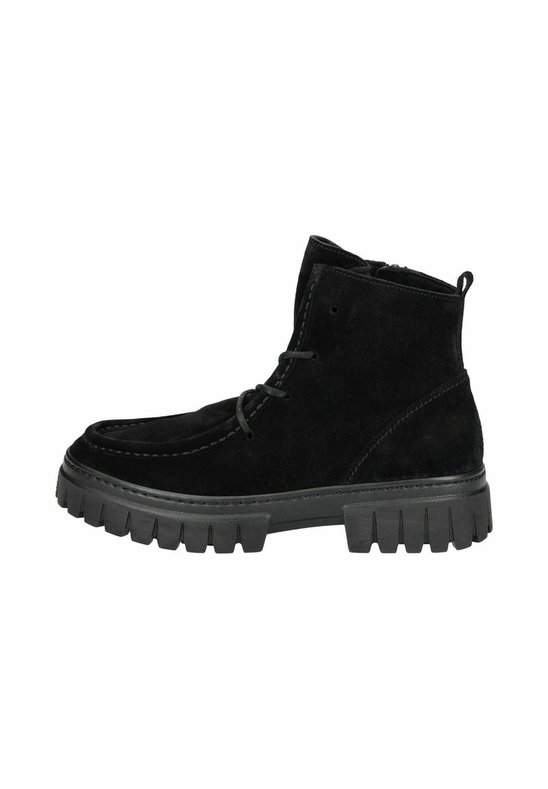 Bottines noires en daim avec une semelle en caoutchouc épaisse, présentant des détails cousus et un design à lacets. Silhouette minimaliste et fonctionnelle.