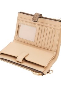 Beige Lederbörse mit Reißverschluss, ausgestattet mit einem durchsichtigen Ausweisfenster, mehreren Kartenfächern und einer glatten Oberfläche.