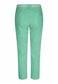 Minzgrüne Hose mit Slim-Fit, flachem Bund, zwei Gesäßtaschen und sauberer Naht. Glatte Stoffstruktur, taillierte Form.