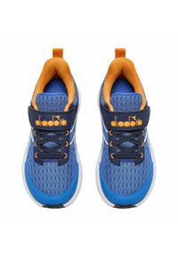 Scarpe sportive blu con tomaia in rete e accenti navy, dotate di una cinghia in Velcro, fodera arancione e suola in gomma bianca.