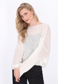 Leichter Strickpullover in Weiß und Hellgrau, mit lockerer Passform, weiten Ärmeln, Rundhalsausschnitt und strukturiertem Muster.