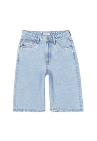 Bermudas en denim bleu clair avec une coupe décontractée, dotées de poches avant, d'une fermeture à bouton et de détails effilochés au niveau de l'ourlet.