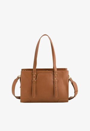 Sac fourre-tout en cuir marron avec double poignées supérieures, bandoulière ajustable et coutures décoratives sur fond blanc.