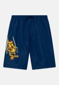 Marineblau Schwimmshorts mit elastischem Bund und Kordelzug, ausgestattet mit einem großen gelben Grafikbild eines Charakters mit Schwertern auf dem linken Bein.