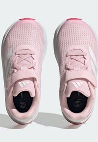 Scarpe sportive rosa chiaro con tomaia in rete traspirante, dettagli bianchi, lacci piatti e una striscia a strappo per una vestibilità sicura.