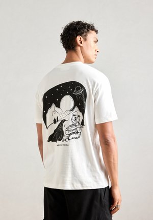 Witte katoenen t-shirt met een zwarte grafische illustratie van bergen, een beer en een UFO op de achterkant. Korte mouwen, relaxte pasvorm.