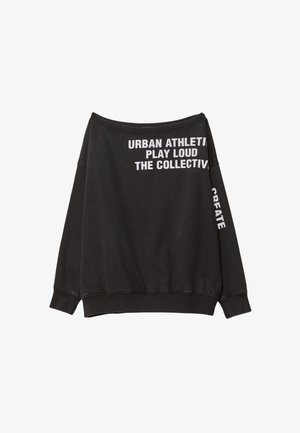 Zwarte oversized sweatshirt met een brede halslijn, textuurstof en witte bedrukte tekst op de achterkant en mouw.