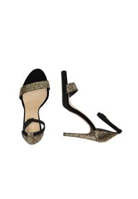 Sandali con tacco alto in suede nero con una fascia decorata in oro, design open toe e schiena curvata. Presentano un tacco a stiletto slanciato.
