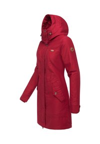 Cappotto rosso di lunghezza media con cappuccio, chiusura con bottoni e due tasche frontali. Realizzato in materiale liscio e resistente con una vestibilità sagomata.