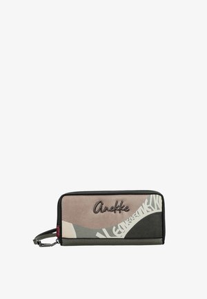 Cartera rectangular con cremallera y correa de muñeca, que presenta un diseño abstracto en beige, gris y negro, con el logo "Anekke" en el frente.