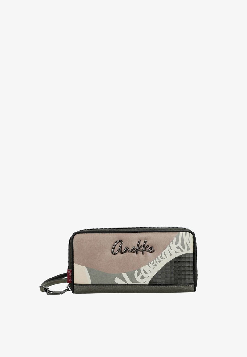 Cartera rectangular con cremallera y correa de muñeca, que presenta un diseño abstracto en beige, gris y negro, con el logo "Anekke" en el frente.