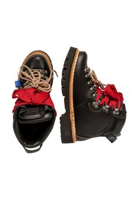 Czarne skórzane buty trekkingowe z grubą podeszwą, czerwonymi sznurówkami z tkaniny i metalowymi oczkami. Zawierają teksturowane wykończenie oraz wzmocniony obszar palców.
