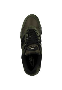 Zapatillas New Balance 580 verdes con una combinación de materiales de ante y malla, detalles en negro, cordones redondos y un cuello acolchado.