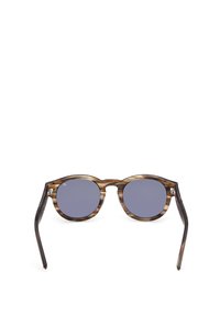 Runde solbriller med skildpaddemønsteret stel, tynde brune arme og blåtonede linser. Har en subtil tekstur på steloverfladen.