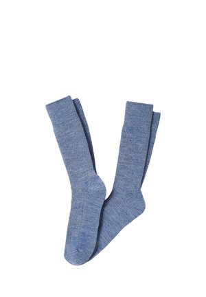 Paire de longues chaussettes bleues tricotées avec des bords côtes, posées à plat sur un fond blanc.