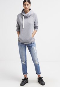 Urban Classics RAGLAN HIGH NECK  - Jersey con capucha - grey