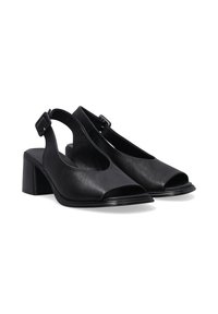 Schwarze Leder-Slingback-Pumps mit offenen Zehen, rechteckigen Schnallendetails und einem strukturierten Blockabsatz. Glatte Oberfläche, zeitgemäßes Design.