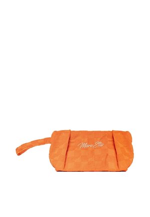 Orangefarbige Tasche aus strukturiertem Stoff mit einem karierten Muster. Besitzt einen Griff und ein weiß gesticktes "Marc Ellis"-Logo auf der Vorderseite.