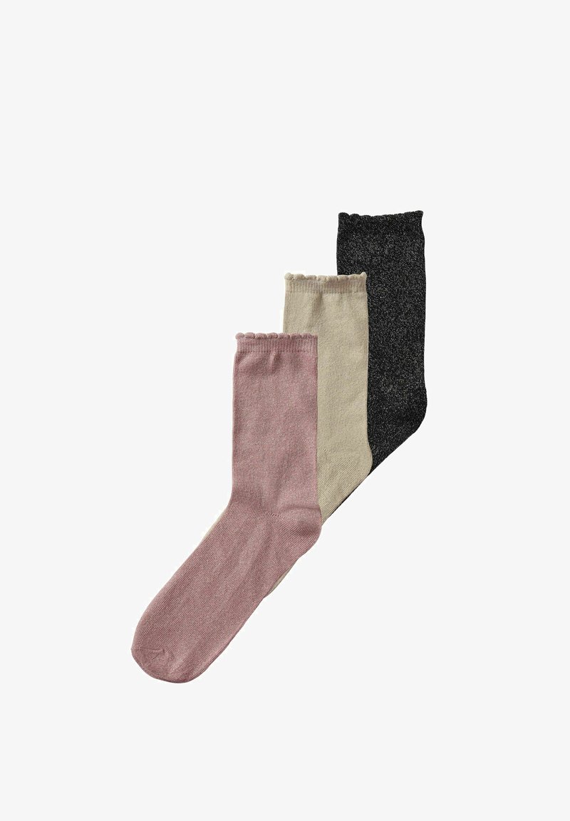 Trois paires de chaussettes côtelées style crew en rose, beige et noir avec des bords festonnés subtils en haut, disposées en chevauchement sur un fond blanc.