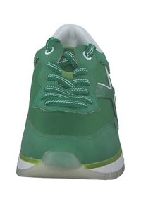 Grüne Sportschuhe mit einem glatten Stoffoberteil, strukturierten Schnürsenkeln, einer weißen Sohle und blauen Akzenten an der Seite und den Schnürsenkeln.