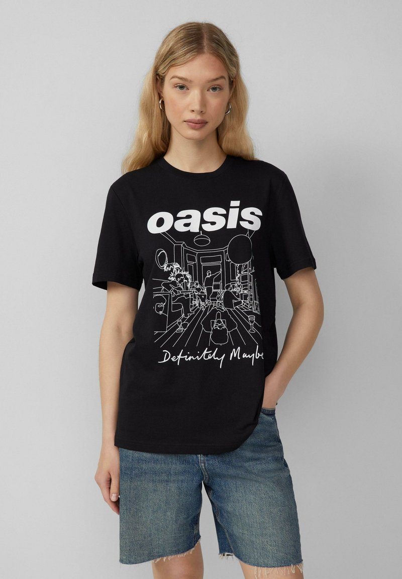 Schwarzes T-Shirt aus Baumwolle, mit weißem Grafikdesign und dem Text "oasis" und "Definitely Maybe", das einen Raumlayout mit Umrissen darstellt.