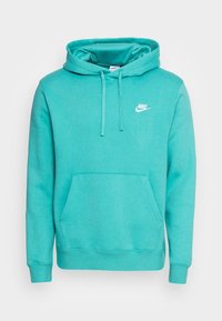 Tyrkysová mikina z měkké tkaniny má klokánkovou kapsu, nastavitelné šňůrky a bílé logo Nike na přední straně.