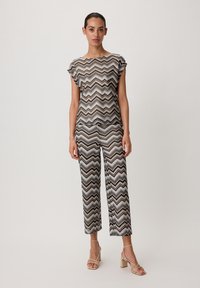 comma REGULAR MIT ZICKZACK-MUSTER - Trousers - schwarz