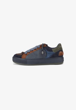 Sneaker a basse forme in suede blu, marrone e verde con spesse stringhe blu, suola nera e etichetta decorativa sul lato.