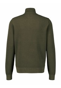 Oliwkowa dzianinowa bluza z wysokim kołnierzem. Teksturowana tkanina oraz prążkowane mankiety i dół. Prosty, minimalistyczny design.