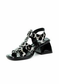 Czarno-białe sandały na obcasie z odkrytą palcą, z masywnym, kwadratowym obcasem i wieloma regulowanymi paskami.