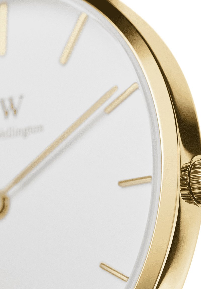 Goldene Armbanduhr mit einem weißen Zifferblatt, minimalistischen Stundenmarkierungen und einer Krone an der Seite. Glatte, glänzende Oberfläche des Gehäuses.