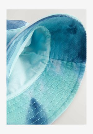 Plava i tirkizna šeširica s glatkom tkaninom, koja ima gradijentni dizajn i šavove duž obruba i unutar šešira.