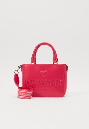 Czerwona torebka Love Moschino z tłoczonym sercem i nazwą marki, wyposażona w górne uchwyty oraz odpinany, oznakowany pasek na ramię.
