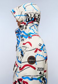 Weiße Kapuzenjacke mit grafischem Druck in Blau-, Rot- und Schwarztönen sowie Zahlen. Enthält ein rundes Logo am Ärmel.