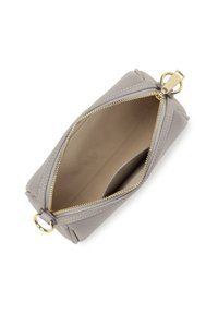Rechthoekige grijze leren pouch met een gouden rits en een sleutelring. Interieur heeft een beige voering en een klein zakje.