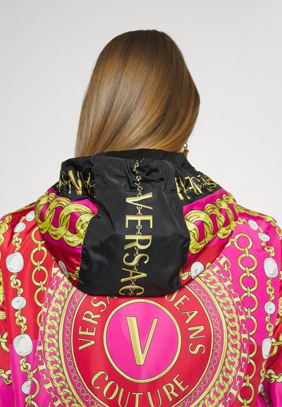 Versace Jeans Couture PANEL CHAINS PEARLS - Лятно яке - light red
