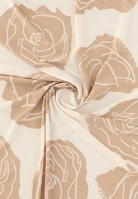 Tkanina z beżowym wzorem róż na kremowym tle, charakteryzująca się gładką teksturą i miękkim układem, z zarysowanymi szczegółami kwiatowymi.
