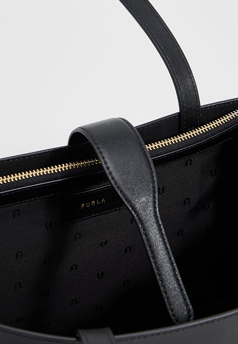 Borsa a mano nera in pelle con chiusura a zip, due manici robusti e un interno in tessuto testurizzato con un sottile motivo a logo. Finiture in oro.