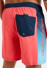Quiksilver EVERYDAY HOLMES  VOLLEY - Plavecké šortky - spiced coral holmes