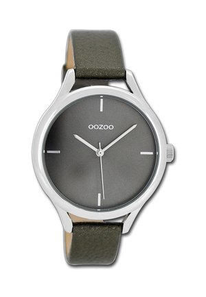 Montre-bracelet OOZOO avec boîtier argenté, cadran gris foncé, repères horaires blancs minimalistes et bracelet en cuir vert foncé assorti.