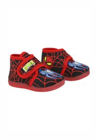 Zapatos infantiles rojos y negros con un patrón de tela de araña, con gráficos de Spiderman, material suave y cierre de velcro.